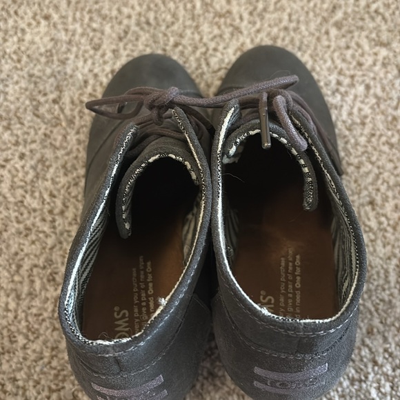 Tom’s worn once laced suede gray boots. Nice wedge ankle boots. - Picture 4 of 5